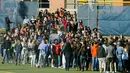 Siswa dari SMA Douglas Freeman keluar dari sekolah untuk melakukan aksi protes di Richmond (14/3). Mereka menuntut agar kongres untuk lebih tegas dengan merevisi aturan kepemilikan senjata api. (AP Photo / Steve Helber)