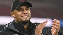 Manajer Burnley, Vincent Kompany tampak bangga usai mengantarkan tim asuhannya promosi ke Premier League 2023/2024. (Twitter/BurnleyOfficial)
