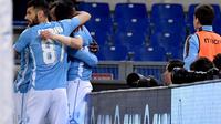 Para pemain Lazio merayakan gol ke gawang Inter Milan pada laga Serie A di Olimpico, Roma, Minggu (1/5/2016). (AFP/Tiziano Fabi)