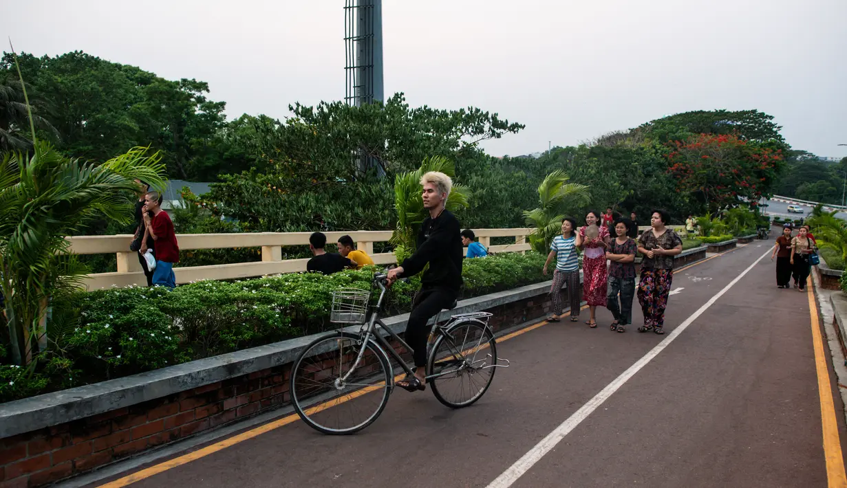 Saat matahari terbenam di hari yang terik di Yangon, orang-orang yang merasa kepanasan dan terganggu mendatangi ke taman-taman kota Myanmar. (Sai Aung MAIN / AFP)