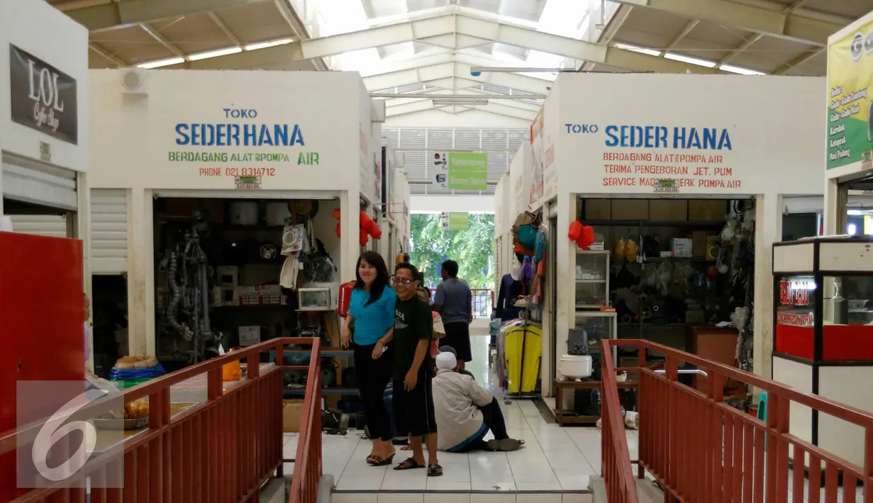 Aktivitas Pasar Manggis setelah direnovasi, Jakarta, Senin (9/11). Pasar Manggis dinilai sudah menerapkan berbagai standar dari gedung hingga pemasangan seluruh sarana gedung lainnya. (Liputan6.com/Yoppy Renato)