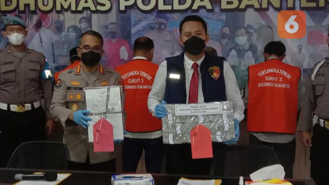 Polisi Menampilkan Barang Bukti Korupsi. (Senin, 30/05/2022). (Liputan6.com/Yandhi Deslatama).