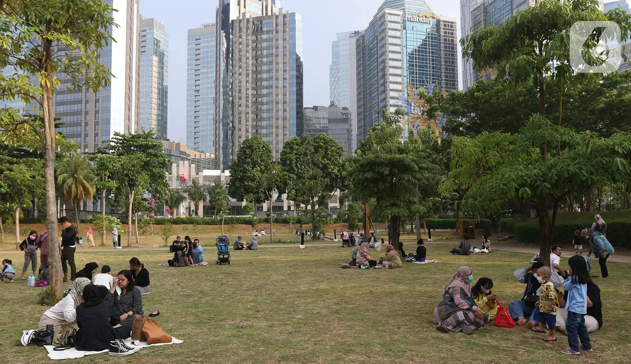 Warga menikmati suasana menjelang sore di Hutan Kota Gelora Bung Karno (GBK), Jakarta, Minggu (17/10/2021). Hutan Kota mulai dibuka secara umum dengan memberlakukan pembatasan sebanyak 150 orang dengan batas waktu satu jam kunjungan. (Liputan6.com/Herman Zakharia)