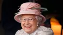 Saat anggota keluarga kerajaan semua berkumpul pada momen tersebut, Ratu Elizabeth II terlihat tak hadir. (PopSugar)