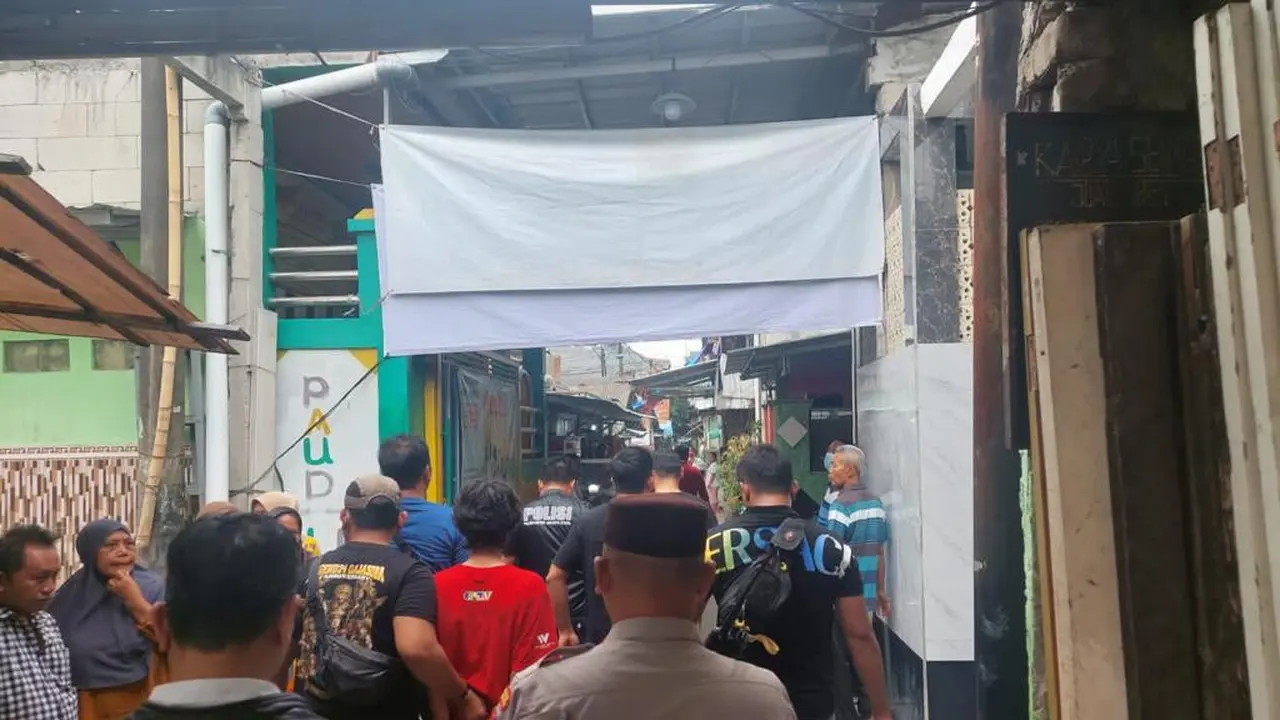 Penggerebekan narkoba di Kampung Bahari III Tanjung Priok, Jakarta Utara, pada Senin (8/5/2023).