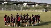 Pelatih Timnas Indonesia, Satoru Mochizuki memimpin latihan persiapan jelang laga Kualifikasi Piala Asia 2026 yang berlangsung di lapangan latih Jakarta International Stadium (JIS), Jakrata Utara, Jumat (20/06/2025). (Bola.com/Bagaskara Lazuardi)