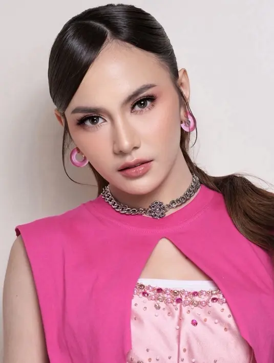 Penampilan playful Mahalini Raharja dengan makeup bernuansa pink yang serasi dengan outfitnya. [Foto: Instagram/dhirmanputra]