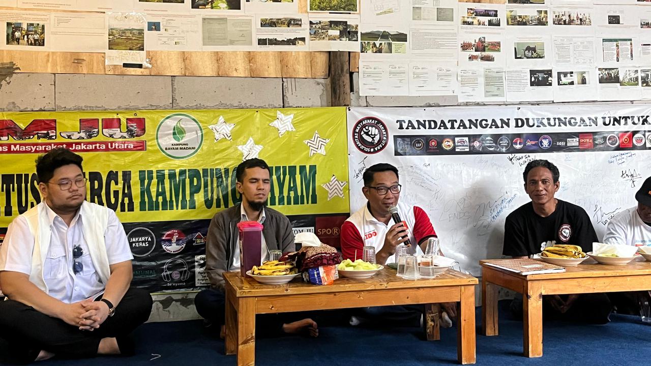 Calon Gubernur (cagub) Jakarta Ridwan Kamil (RK) menemui warga Kampung Bayam yang tinggal di hunian sementara di Jalan Tongkol, Pademangan, Jakarta Utara, Jumat (21/11/2024). (Liputan6.com/Winda Nelfira)