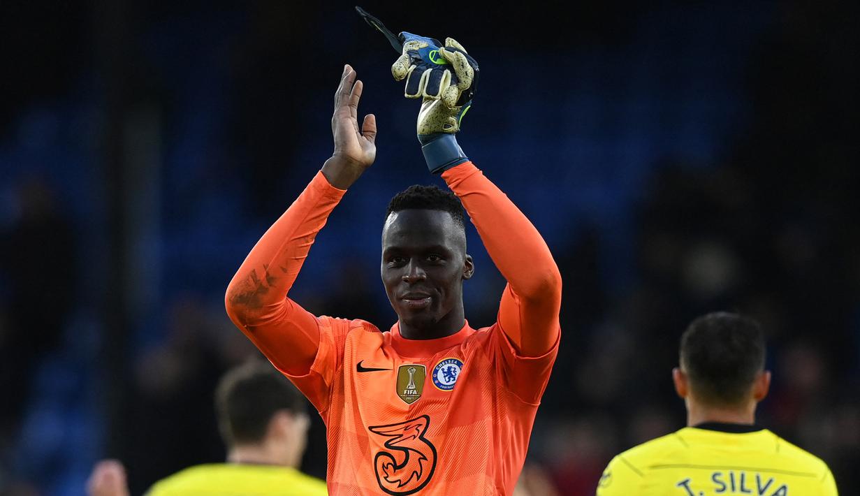 Selebrasi kiper Chelsea, Edouard Mendy setelah laga Liga Inggris 2021/2022 menghadapi Crystal Palace di Selhurst Park, London (19/2/2022). Edouard Mendy yang berkebangsaan Senegal baru saja meninggalkan Chelsea yang telah dibelanya selama 3 musim mulai 2020/2021 hingga 2022/2023 di Premier League. Total ia tampil dalam 75 laga bersama The Blues di Premier League dengan torehan 31 clen sheet. (AFP/Glyn Kirk)