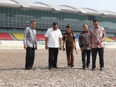 Gubernur DKI Jakarta, Anies Baswedan (kanan) melihat kondisi lapangan berkuda saat meninjau Jakarta International Equestrian Park Pulomas, Kamis (2/8). JIEPP akan menjadi venue tiga cabang equestrian Asian Games 2018. (Liputan6.com/Helmi Fithriansyah)