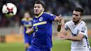Duel Sead Kolasinac (kiri) dengan Yannis Gianniotas, Yunani pada Kualifikasi PIala Dunia 2018. (AFP/Angelos Tzortzinis)