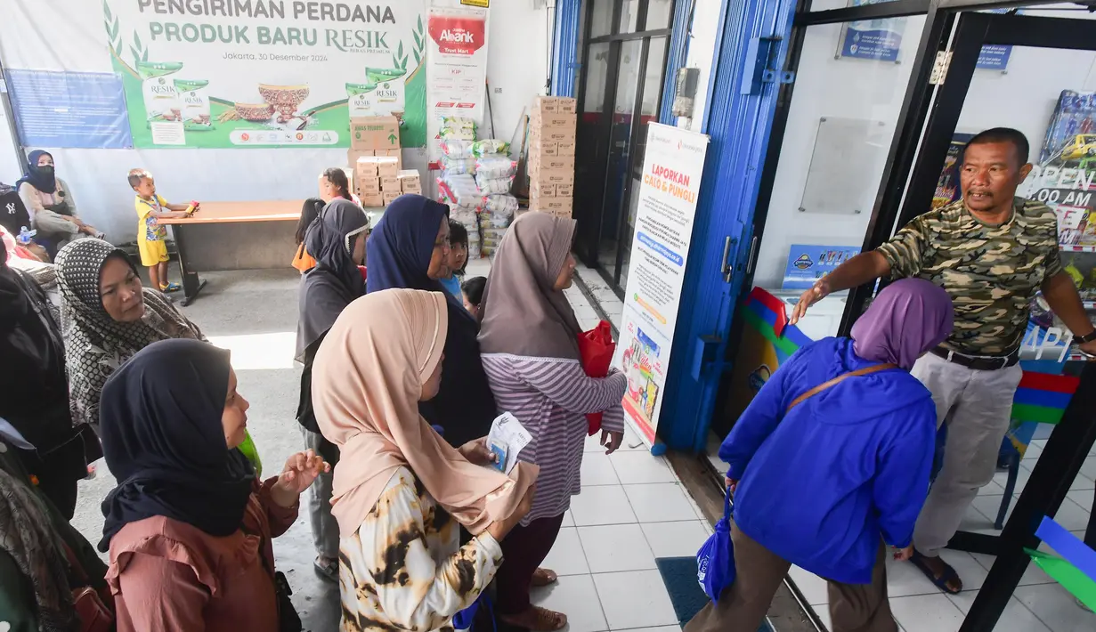 Kartu Jakarta Pintar (KJP) Plus dapat digunakan untuk pembelian sembako bersubsidi seperti beras, telur, daging dan susu. (merdeka.com/Arie Basuki)