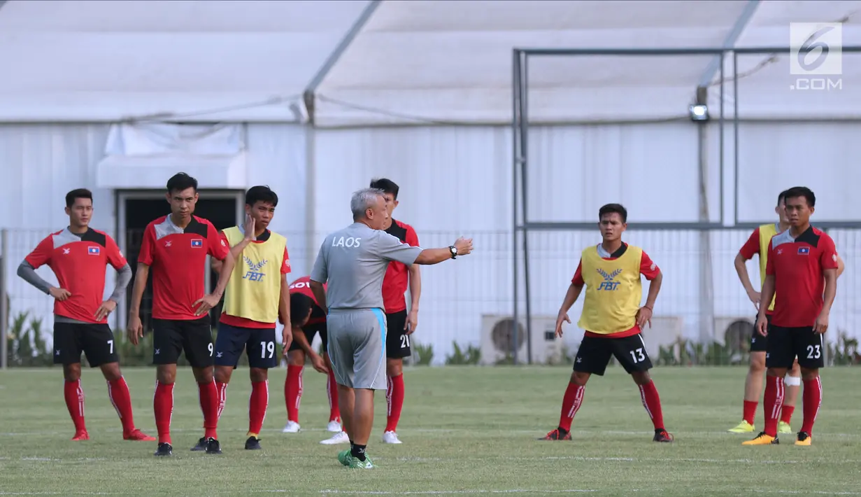 Pelatih timnas Laos, Mike Wong (tengah) memberi arahan pada pemainnya saat latihan resmi di Lapangan B, Kompleks GBK, Jakarta, Kamis (16/8). Laos menantang timnas Indonesia pada lanjutan penyisihan Grup A, Jumat (17/8). (Liputan6.com/Helmi Fithriansyah)