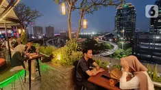 Pengunjung menikmati berbuka puasa di Déjà vu Sky Dining The Plaza Semanggi, Jakarta, Sabtu (23/04/2022). Déjà vu Sky Dining menjadi pilihan warga Jakarta sebagai tempat berbuka puasa dengan program “Ramadan Iftar” yang menyediakan paket buffet all you can eat dengan menghadirkan lebih dari 30 macam menu buffet pada setiap akhir pekan. (Liputan6.com/Fery Pradolo)