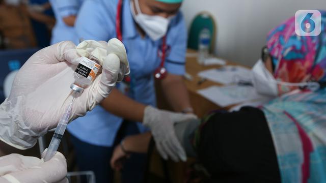 Vaksinasi Tenaga Pendidik dan Lansia di Mall