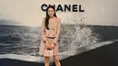 <p>Dalam sebuah acara Chanel, Agnes tampil anggun dengan setelan tweed pink muda yang dipadukan dengan tas mini rantai emas. Gaya klasik tersebut semakin sempurna dengan sepatu berujung hitam yang memberi kesan vintage. Busana ini menunjukkan selera fashionnya yang sophisticated. (Liputan6.com/IG/@agnes_jennifer)</p>