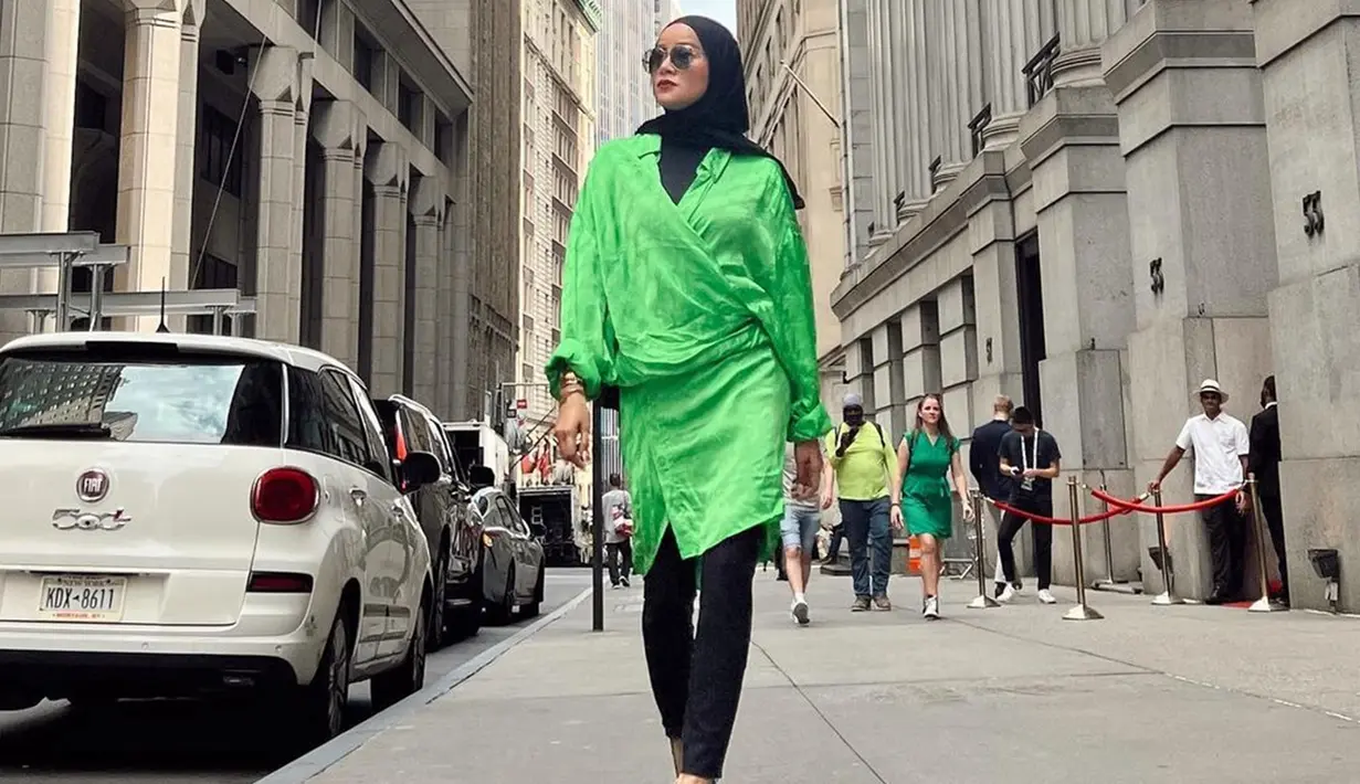 Memadukan busana berwarna hitam dan hijau, street style Olla Ramlan ini terlihat simpel namun juga anggun. Detail busana yang dipakai oleh wanita asal Banjarmasin ini pun terlihat cukup unik. (Liputan6.com/IG/@ollaramlan)