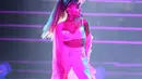 Membawakan lagu berjudul ‘Somewhere Over The Rainbow’, Ariana sangat tidak bisa menahan tangisnya. Ia pun menghentikan sejenak penampilannya selama 30 detik untuk mengumpulkan kekuatannya lagi. (AFP/Bintang.com)