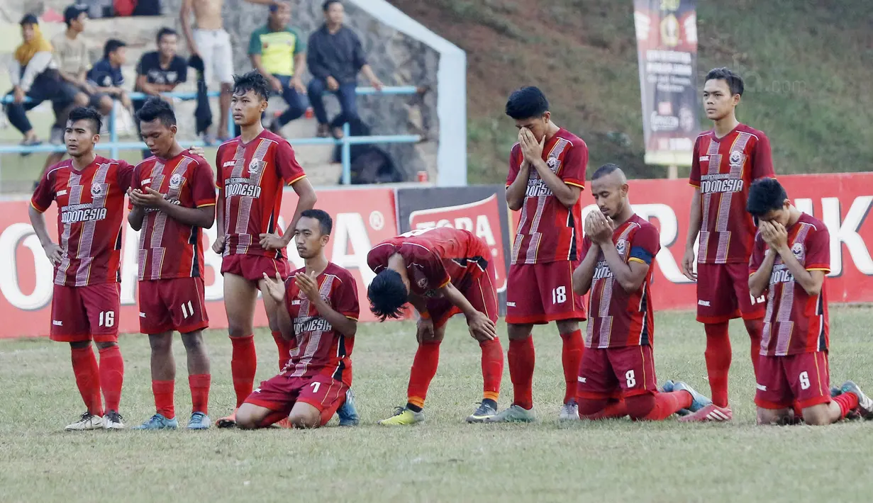 Para pemain UPI berdoa saat adu penalti melawan Unigal pada laga final Torabika Campus Cup 2017 di Gor Jati Padjajaran, Jatinangor, Kamis (28/9/2017). UPI menang adu penalti atas Unigal. (Bola.com/M Iqbal Ichsan)