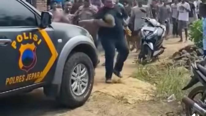 Bocah Pencuri Bebek Babak Belur Dihajar Massa: Potret Keadilan Jalanan