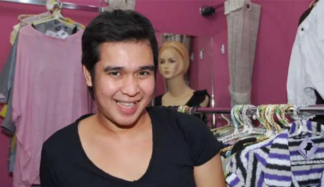 Pelawak yang satu ini juga mengidap meningitis. Ia harus menjalani perawatan intensif selama satu tahun lebih, namun takdir berkata lain dan Olga Syahputra meninggal dunia pada 27 Maret 2015 lalu. (hariansib.co)