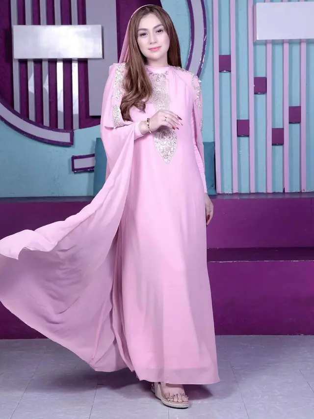 8 Potret Celine Evangelista saat Pakai Kaftan, Bisa Jadi Inspirasi