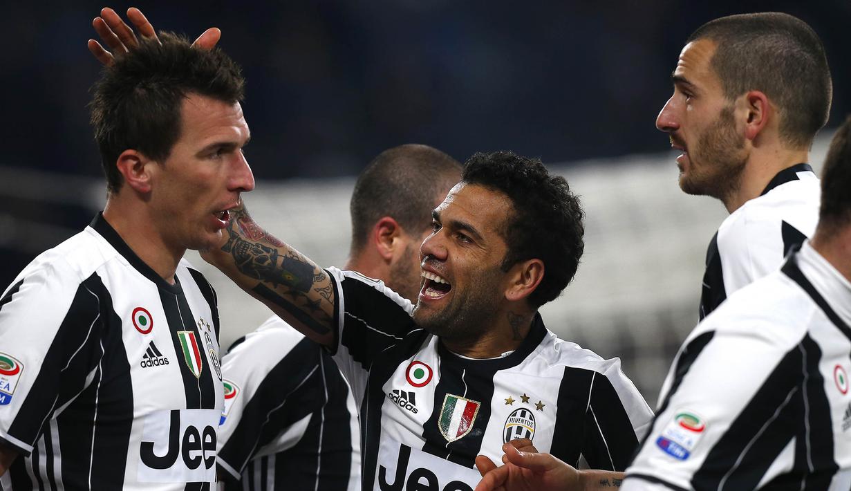 Para pemain Juventus merayakan gol bunuh diri yang dibuat oleh kiper Empoli, Lukasz Skorupski. Selain dari bunuh diri, gol kemenangan Si Nyonya Tua lainnya dibukukan oleh Alex Sandro pada menit ke-65. (AFP/Marco Bertorello)