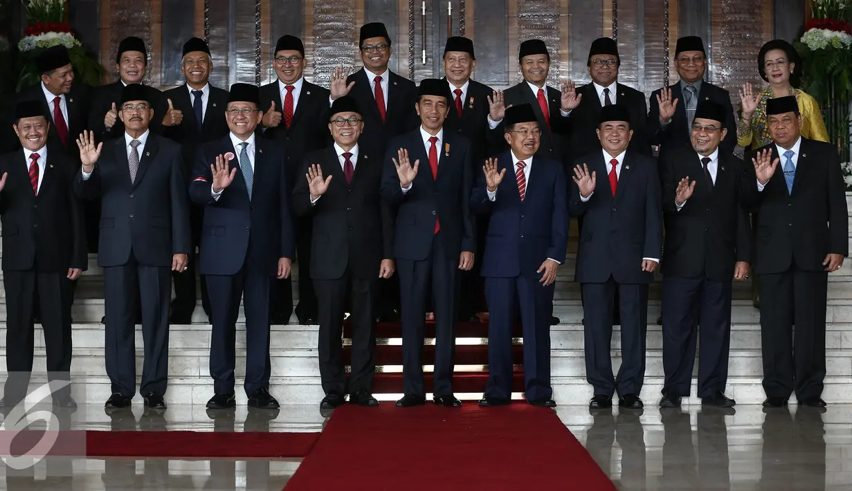Presiden Jokowi berfoto bersama dengan pimpinan DPR dan MPR serta lembaga tinggi negara  sebelum  menuju ruang sidang tahunan MPR RI di ruang rapat paripurna 1 Gedung Nusantara, Jakarta, Selasa (16/8). (Liputan6.com/Faizal Fanani)
