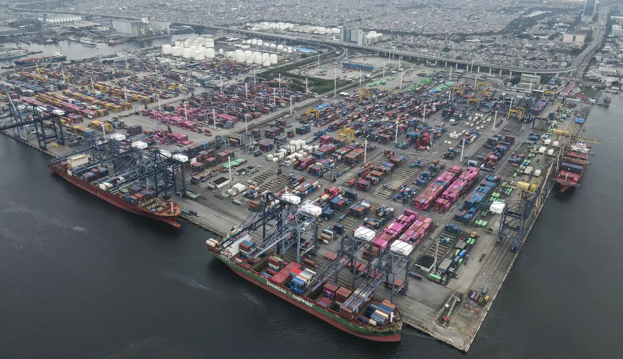 Deputi Bidang Distribusi dan Jasa BPS, Ateng Hartono mengatakan, pada Senin (2/2/2026), dengan capaian tersebut Indonesia membukukan surplus neraca perdagangan selama 68 bulan berturut-turut sejak Mei 2020. Tampak foto udara menunjukkan aktivitas bongkar muat peti kemas di Jakarta International Container Terminal, pada Rabu 4 Februari 2026. (BAY ISMOYO/AFP)