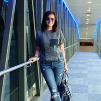 Ersa Mayori, presenter Indonesia yang kini sudah jarang muncul. Tidak meninggalkan dunia entertain, namun sepertinya wanita yang satu ini lebih sibuk mengurus keluarganya. (Instagram/ersamayori)