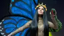 Miss Uruguay, Sofia Marrero menampilkan kostum nasionalnya selama National Costume Show Miss Universe 2018 di Chonburi, Thailand, Senin (10/12). 94 wanita cantik se-dunia berlomba menjadi yang terbaik di ajang Miss Universe 2018 (AP/Gemunu Amarasinghe)