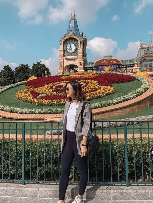 <p>Saat berada di Disney Land,&nbsp;Nandhira&nbsp;memilih mengenakan inner tshirt putih dipadukan blazer abu-abu sebagi luaran. Dikombinasikan pants hitam yang serasi dengan slingbagnya. Ia juga mengenakan sneakers putih. @nandiraraa</p>