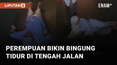 Aksi mengerikan dilakukan oleh seorang perempuan saat tiduran di tengah jalan