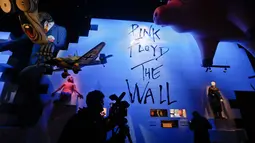 Awak media mengambil gambar instalasi yang ada di pameran Pink Floyd di Roma, Italia (16/1). Pink Floyd adalah sebuah band yang didirikan oleh empat mahasiswa Universitas Cambridge pada tahun 1965. (AP Photo / Gregorio Borgia)