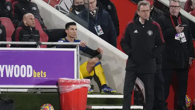 Foto: Momen Cristiano Ronaldo Ngambek Pada Laga Manchester United Vs Brentford di Liga Inggris