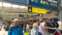 Hari kedua Idul Fitri 1440 Hijriah, Stasiun Senen masih ramai didatangani oleh para pemudik yang akan menggunakan moda transportasi kereta api. (Merdeka/Intan Umbari Prihatin)