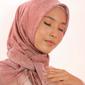 Gaya hijab segi empat untuk tampil simpel saat silaturahmi Lebaran. (dok. tangkapan layar Vidio Fimela)