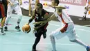 Pemain Hangtuah, Fadlan Minallah berusaha melewati pemain Garuda Bandung, Falcon pada lanjutan IBL Reguler Season 2015-2016 di Hall A Senayan, Jakarta, Selasa (12/1/2016). Garuda Bandung menang 67-62. (Bola.com/Nicklas Hanoatubun)