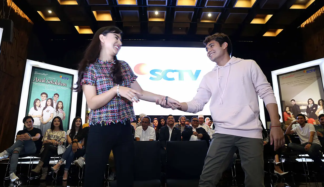 Selalu memperhatikan diri dan gaya berpakaian, diakui keduanya untuk mendapatkan penampilan yang terbaik. Baik Gino dan Bella ternyata punya gaya berbeda yang digemarinya selama ini. (Nurwahyunan/Bintang.com)