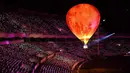 Dalam konsernya, IU bernyanyi di balon udara berwarna jingga. Special stage ini begitu cantik hingga jadi trending topic kala itu. (Foto: Instagram/ dlwlrma)
