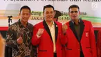 Petinju dan pemain sepak bola nasional, Daud Yordan (kiri) dan Cristian Gonzales (kanan) foto bersama Ketua Umum PKPI Diaz Hendropriyono saat menghadiri Kongres Luar Biasa PKPI di Jakarta, Senin (14/5). (Liputan6.com/Angga Yuniar)