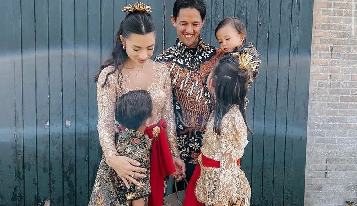 Penampilan kompak Jennifer, Irfan, dan anak-anaknya berhasil mencuri atensi. Pasalnya, mereka memilih mengenakan busana tradisional kebaya dan batik, alih-alih baju pesta. (Instagram/jenniferbachdim).