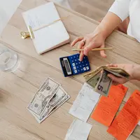 Jadi kunci keharmonisan rumah tangga, simak tips pembagian tugas keuangan sebagai suami istri berikut ini. (Foto: pexels/karolinagrabowska).