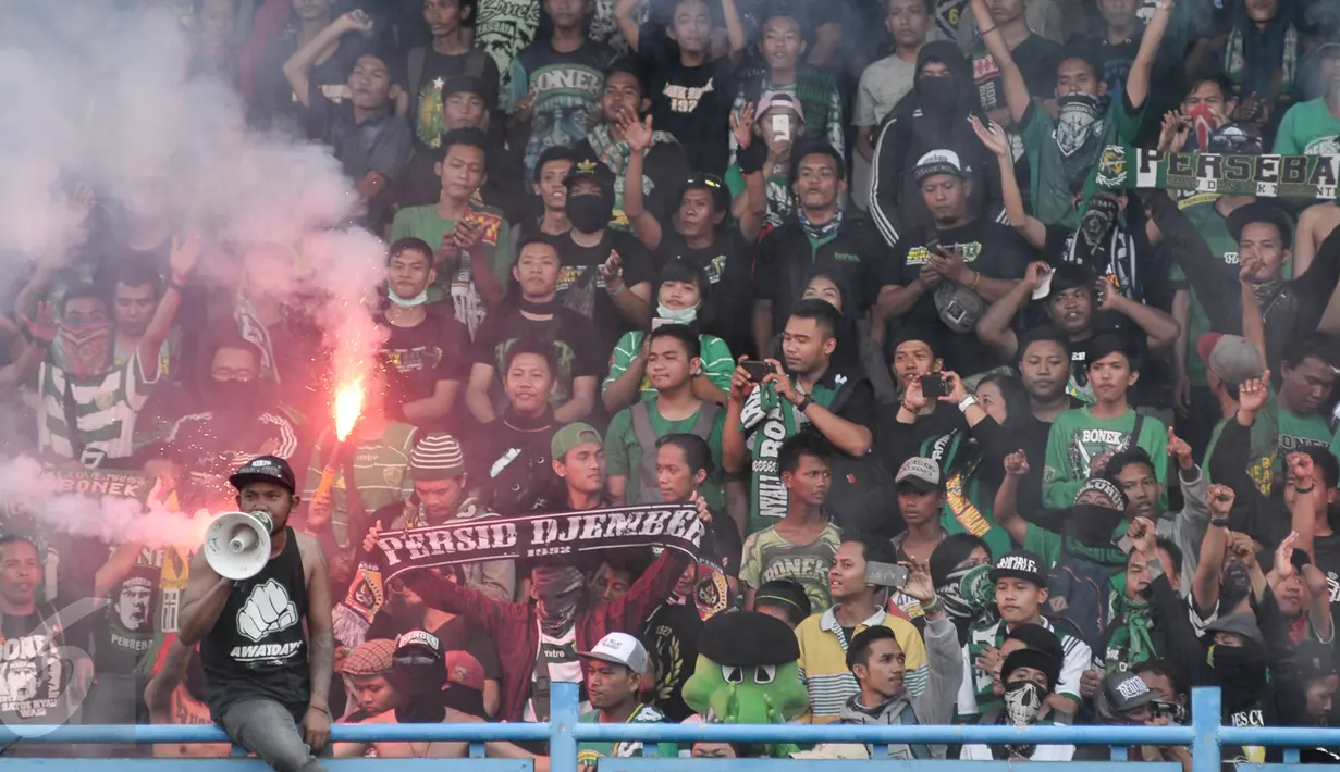 Ribuan suporter Persebaya Surabaya (Bonek) memadati Stadion Tugu, Koja, Jakarta Utara, Selasa (2/8). Mereka meminta PSSI mengembalikan status Persebaya 1927 sebagai klub yang sah dan ikut perhelatan Liga Indonesia.(Liputan6.com/Yoppy Renato)