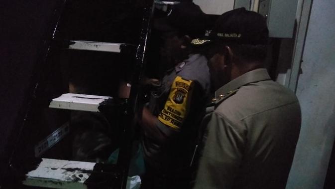 Kos kotak atau sleep box di Johar Baru yang sedang ramai diperbincangkan. Tempatnya gelap dan tangga kecil serta berputar adalah akses satu-satunya ke kamar. (Merdeka.com/Nur Habibie)