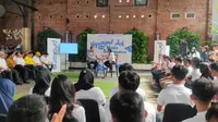 Menko Perekonomian Airlangga Hartarto saat bertemu dan dialog dengan alumni program Prakerja di Cirebon. Foto (Liputan6.com / Panji Prayitno)