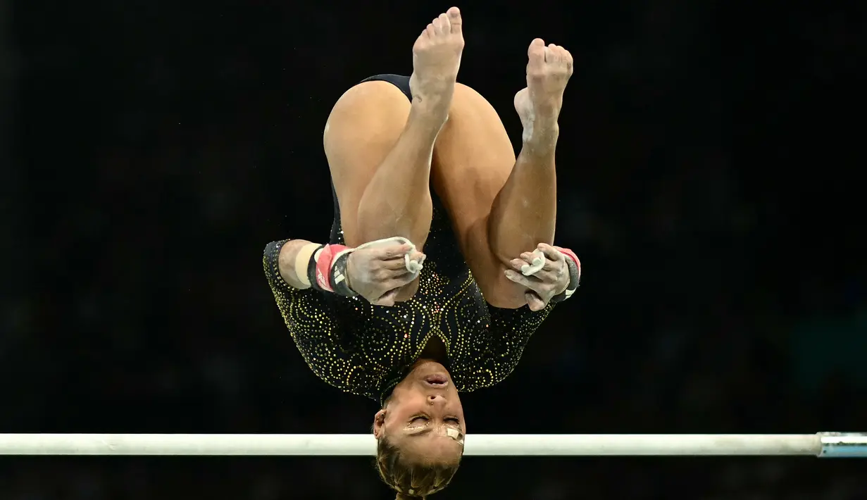 Flavia Saraiva memamerkan aksesori yang menarik perhatian saat final senam beregu putri di Olimpiade Paris: perban di alisnya. (Loic VENANCE / AFP)