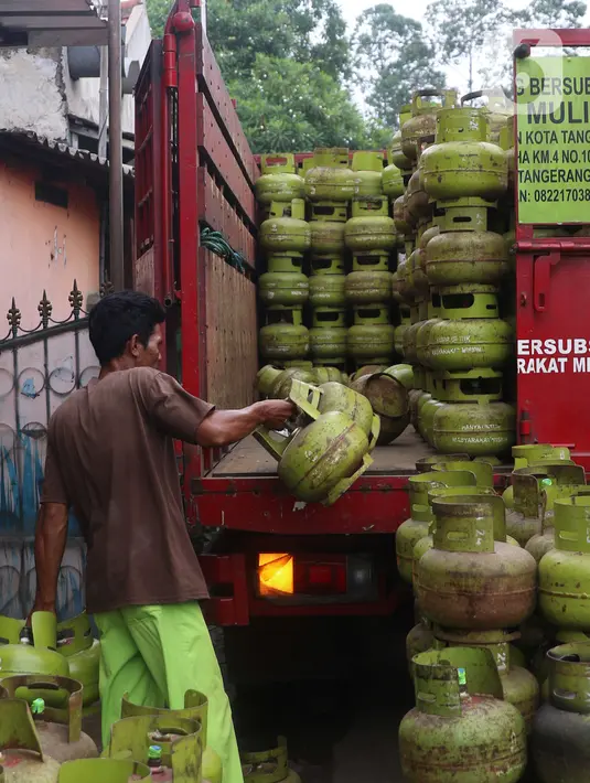 Pekerja tengah menata tabung gas LPG 3 kg di kawasan Tangerang Banten, Kamis (17/2/2022). Direktur Utama PLN Darmawan Prasodjo mengatakan saat ini impor LPG dari tahun ke tahun terus meningkat seiring dengan meningkatnya konsumsi masyarakat. (Liputan6.com/Angga Yuniar)