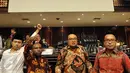 Sejumlah anggota DPD yang kecewa dengan sikap Irman Gusman maju ke depan ruang sidang, Jakarta, Kamis (17/3/2016). Ketua DPD Irman Gusman menutup dan pergi meninggalkan ruang sidang saat Sidang Paripurna DPD. (Liputan6.com/Johan Tallo) 