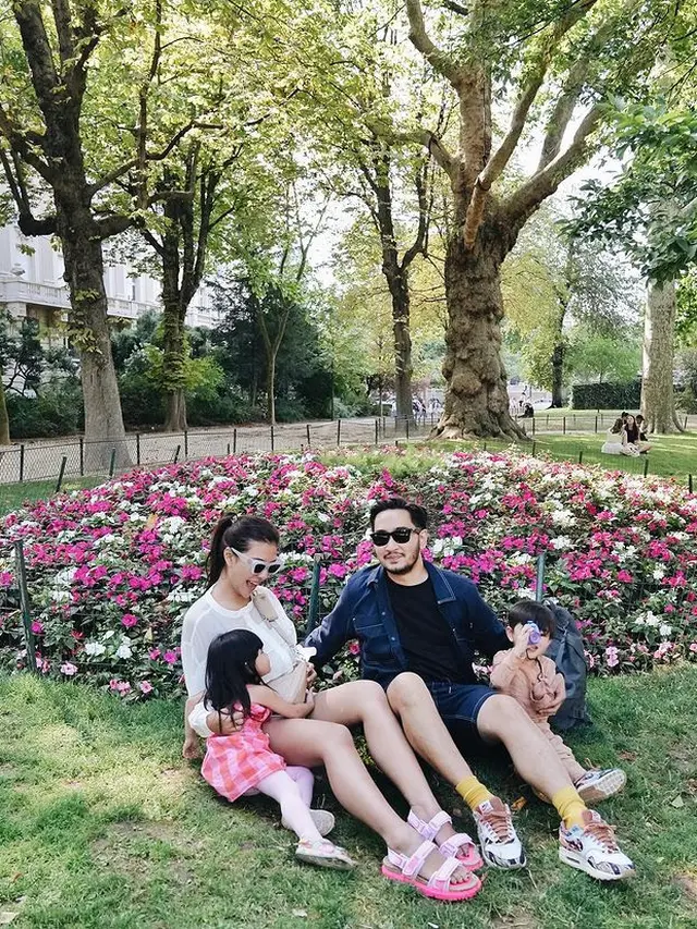 Potret Harmonis Keluarga Kecil Syahnaz Sadiqah dan Ritchie Ismail  [Instagram/syahnazs] [Instagram/syahnazs]